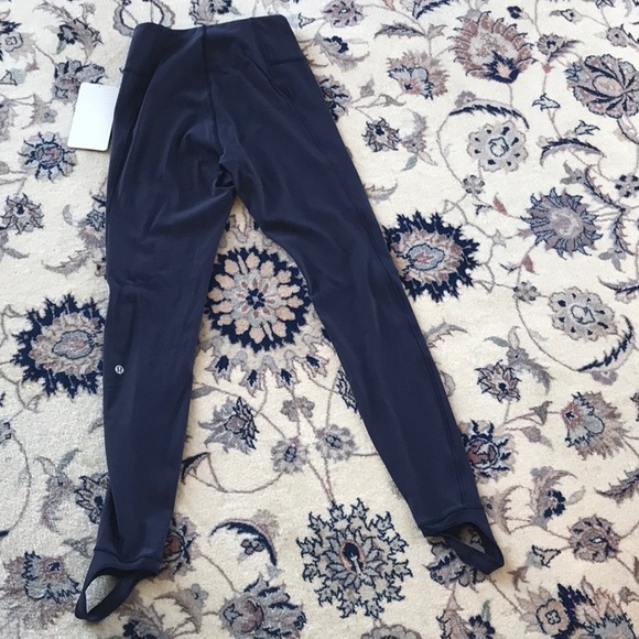 Lululemon New with Tag - Hold On Tight Navy size 6 - Picture 2 of 5